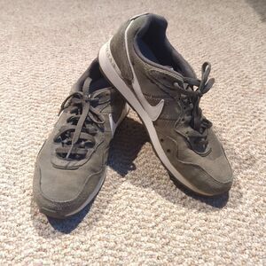 Nike Venture Runner Shoes Sneakers Mens 7.5 Green Casual CQ4557-300